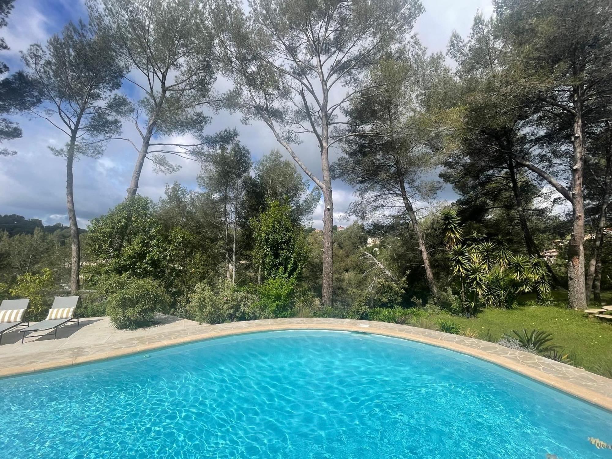 La Villa Des Carriers- Maison Avec Piscine Proche Mer Roquefort-les-Pins Luaran gambar